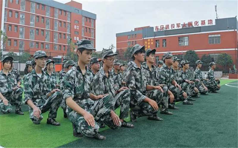 吉安市理工技工學校2021級新生國防素養(yǎng)教育訓練活動