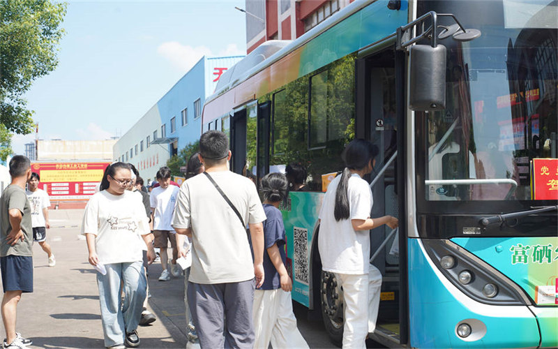 我校調(diào)派多輛大巴車(chē)護(hù)送考生提前“探路”高考考場(chǎng)