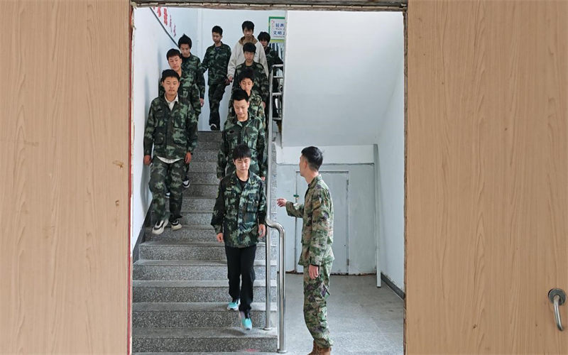 我校成功開展校園防踩踏應急疏散演練 筑牢師